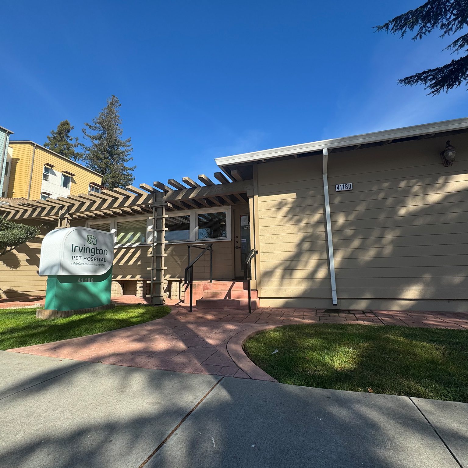 front entrance of irvington pet hospital in california
